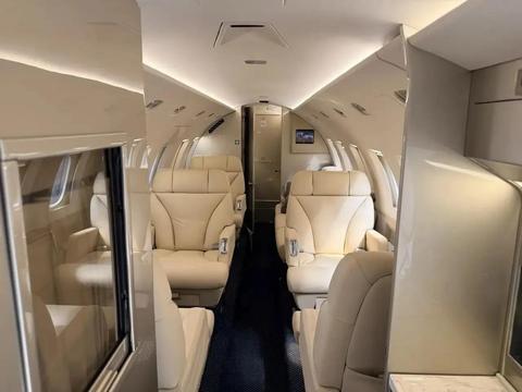 Открыть на весь экран Hawker 800B 4